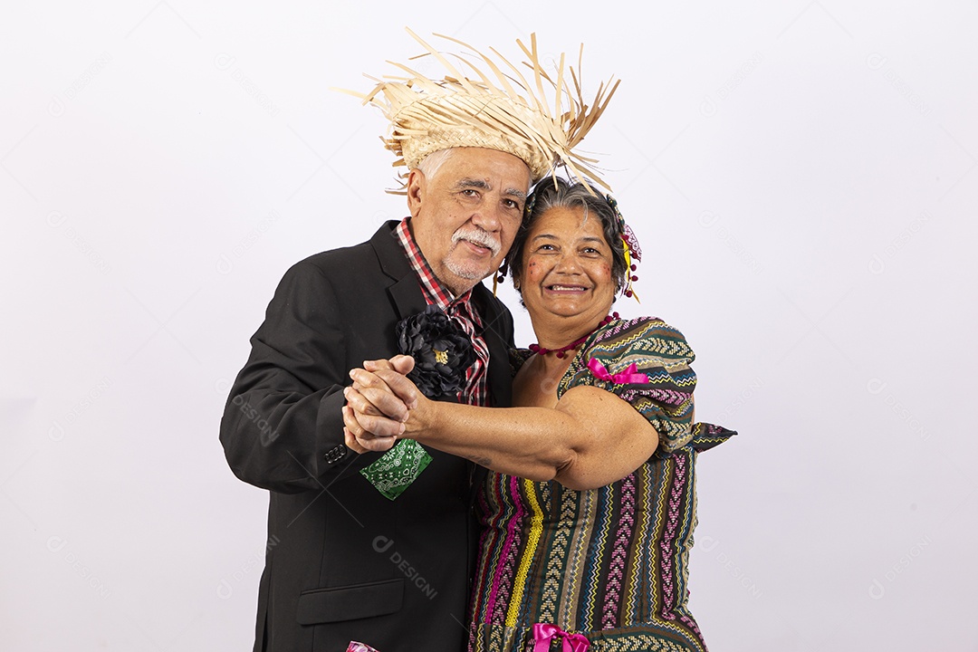 Casal de idosos com trajes de festa junina
