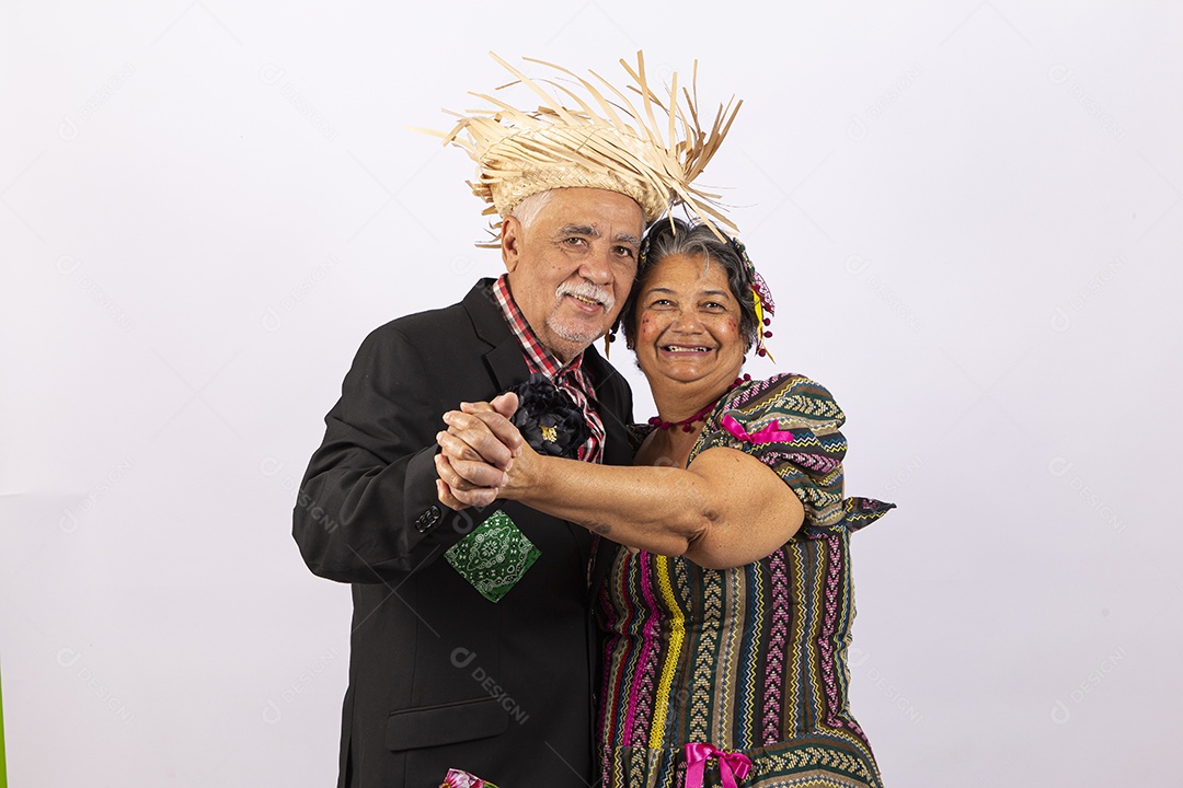 Casal de idosos com trajes de festa junina