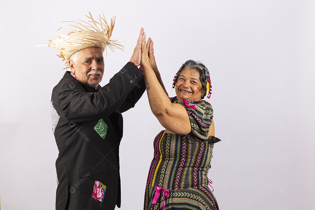 Casal de idosos com trajes de festa junina