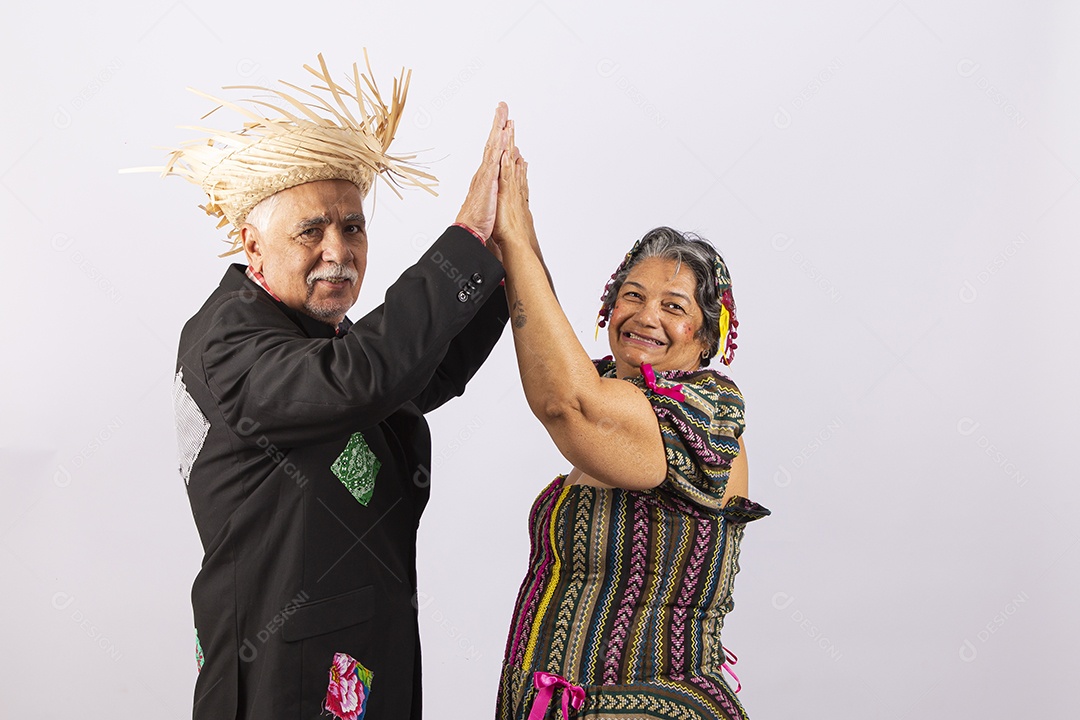 Casal de idosos com trajes de festa junina