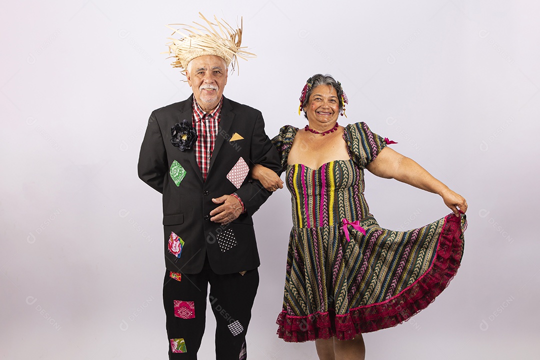 Casal de idosos com trajes de festa junina