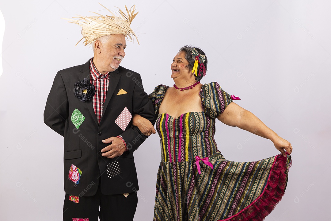 Casal de idosos com trajes de festa junina