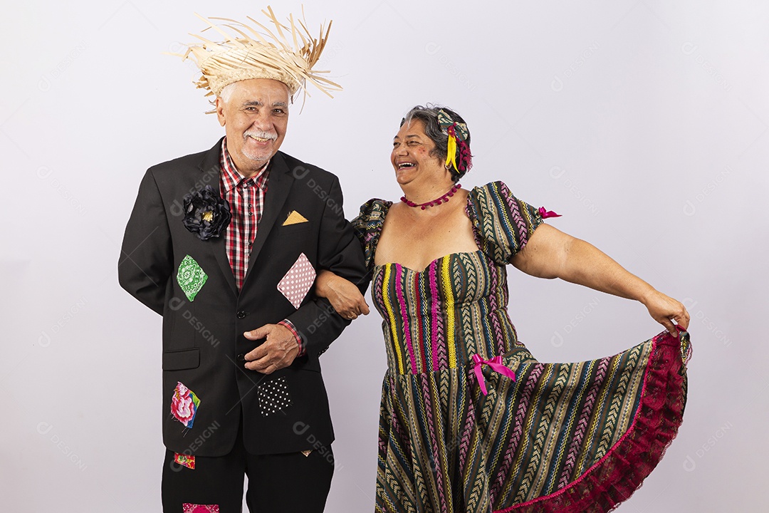 Casal de idosos com trajes de festa junina