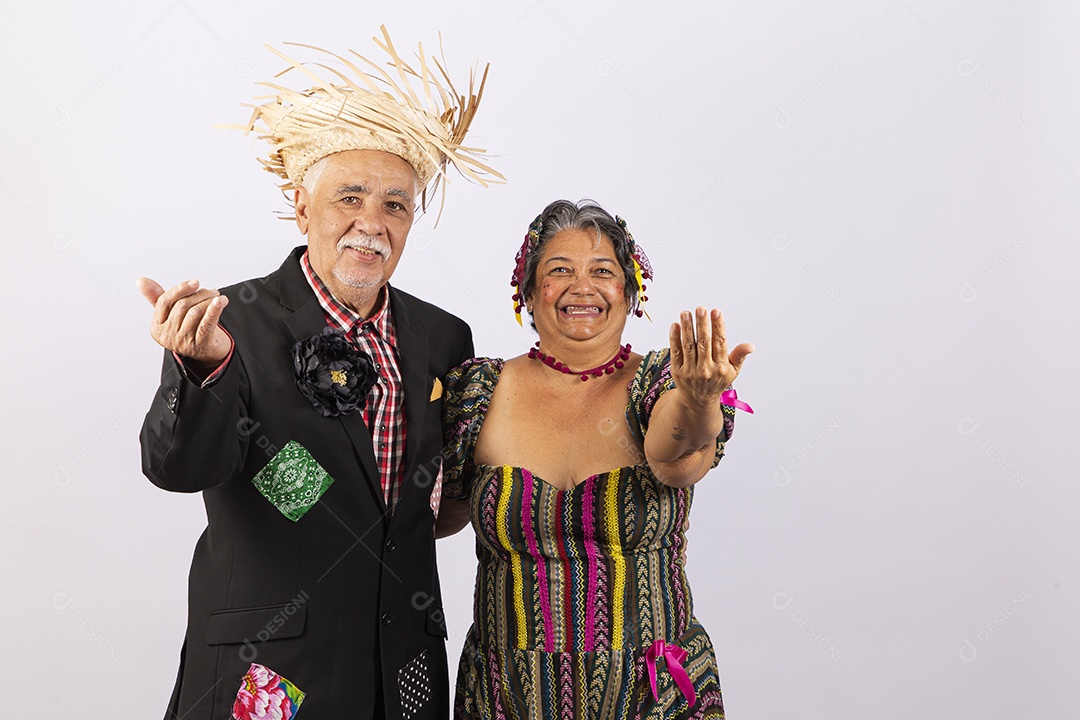 Casal de idosos com trajes de festa junina