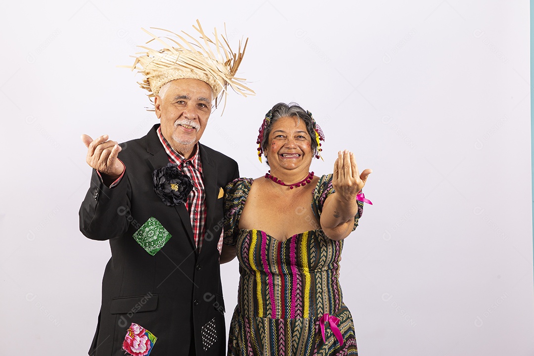 Casal de idosos com trajes de festa junina