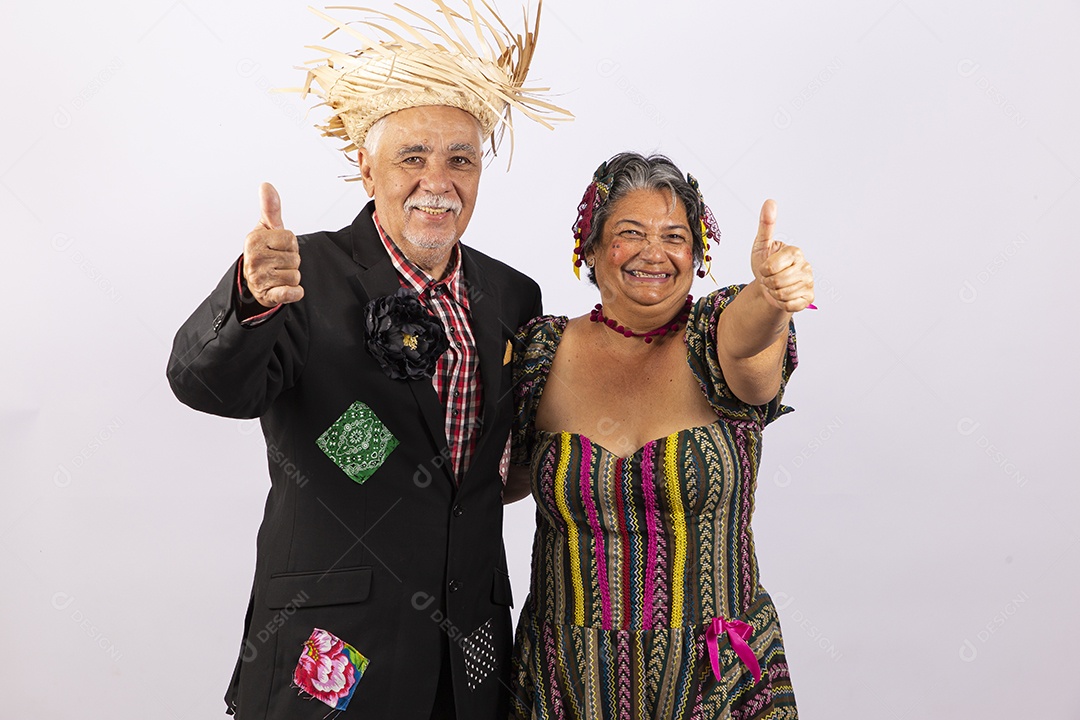 Casal de idosos com trajes de festa junina