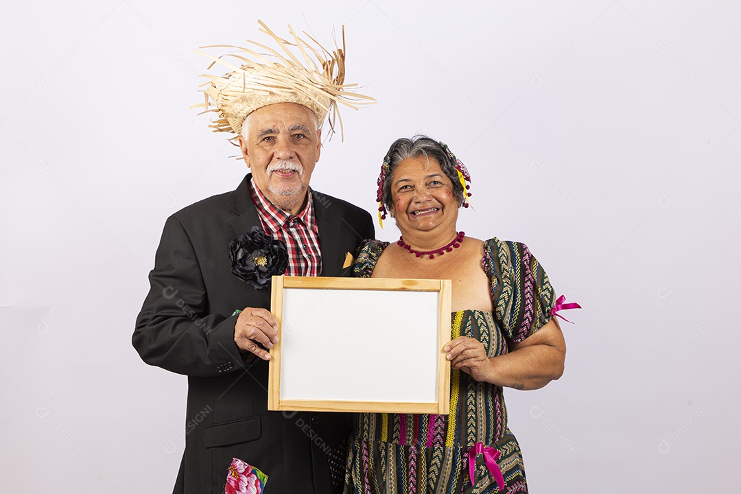 Casal de idosos com trajes de festa junina