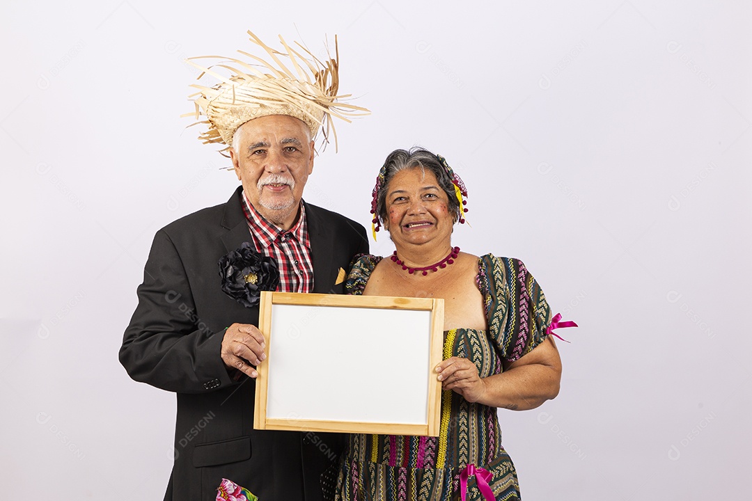 Casal de idosos com trajes de festa junina