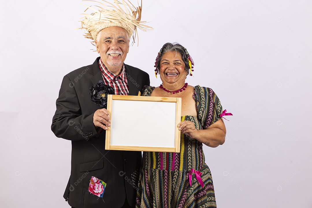 Casal de idosos com trajes de festa junina