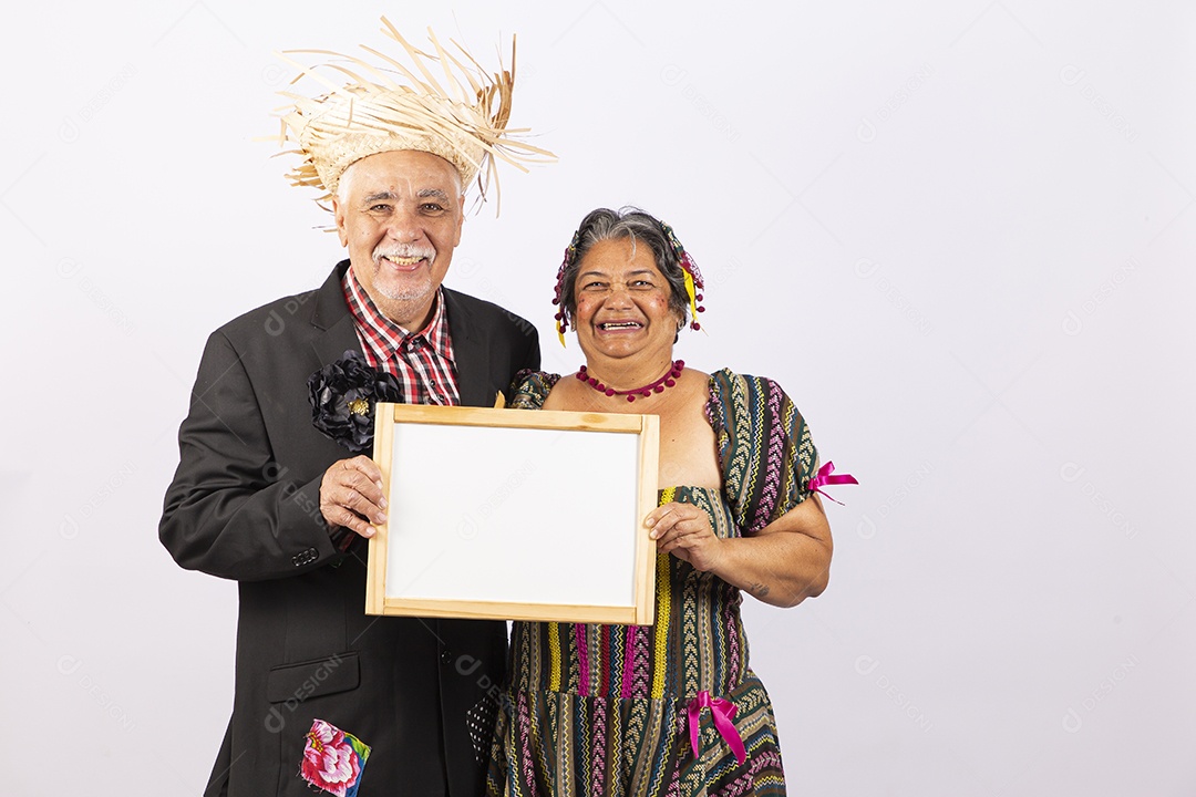 Casal de idosos com trajes de festa junina