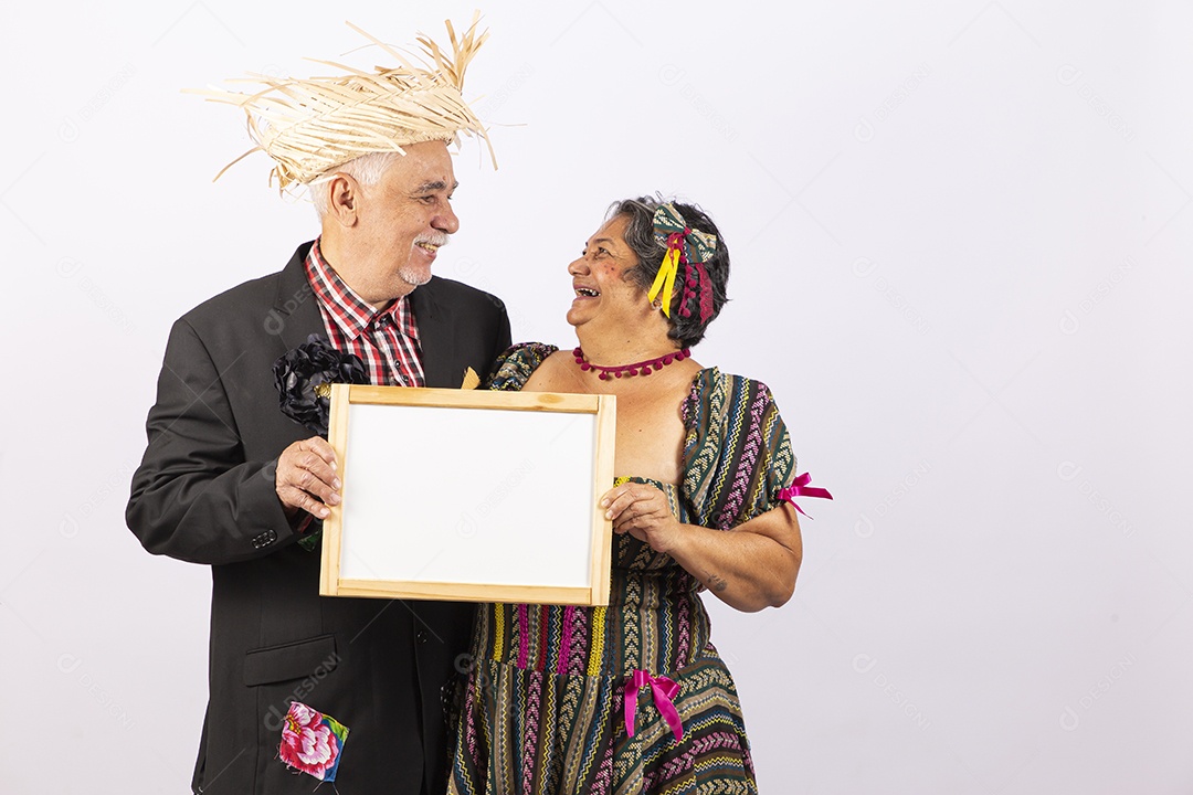 Casal de idosos com trajes de festa junina