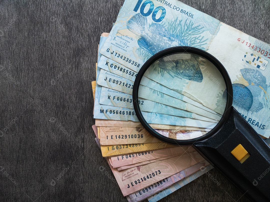 Cédulas de dinheiro brasileiro. Conceito de finanças brasileiras.