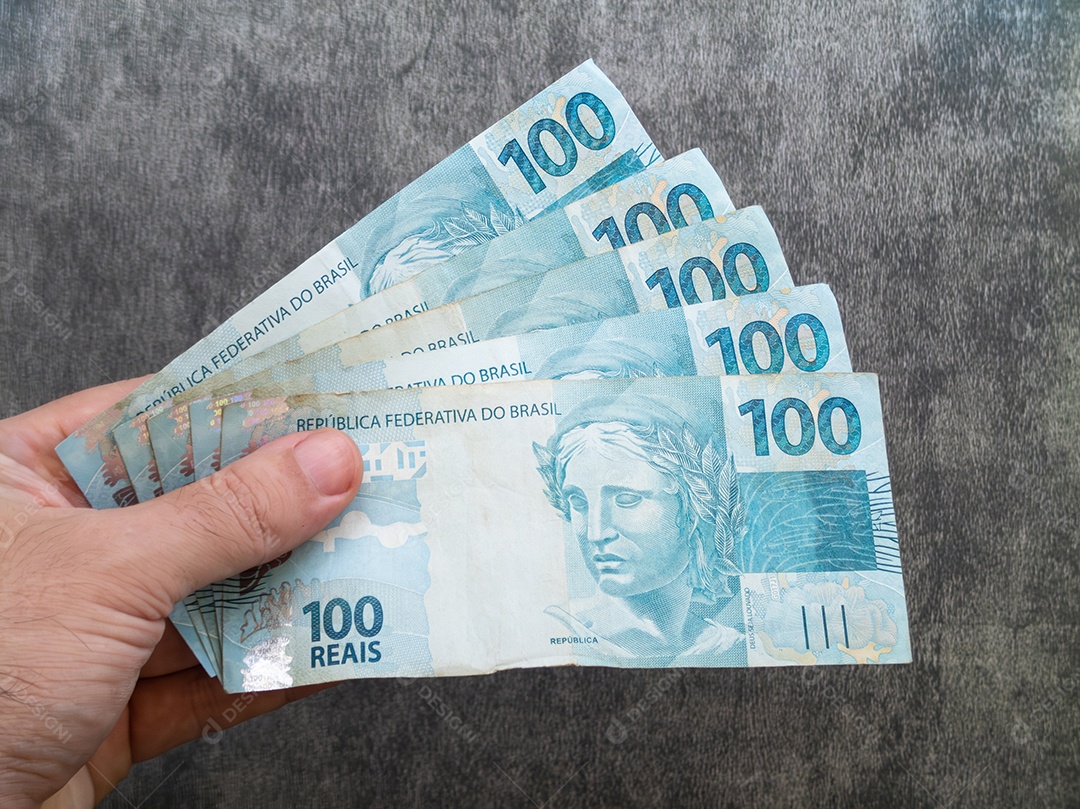 Cédulas brasileiras de cem reais. conceito de finanças.