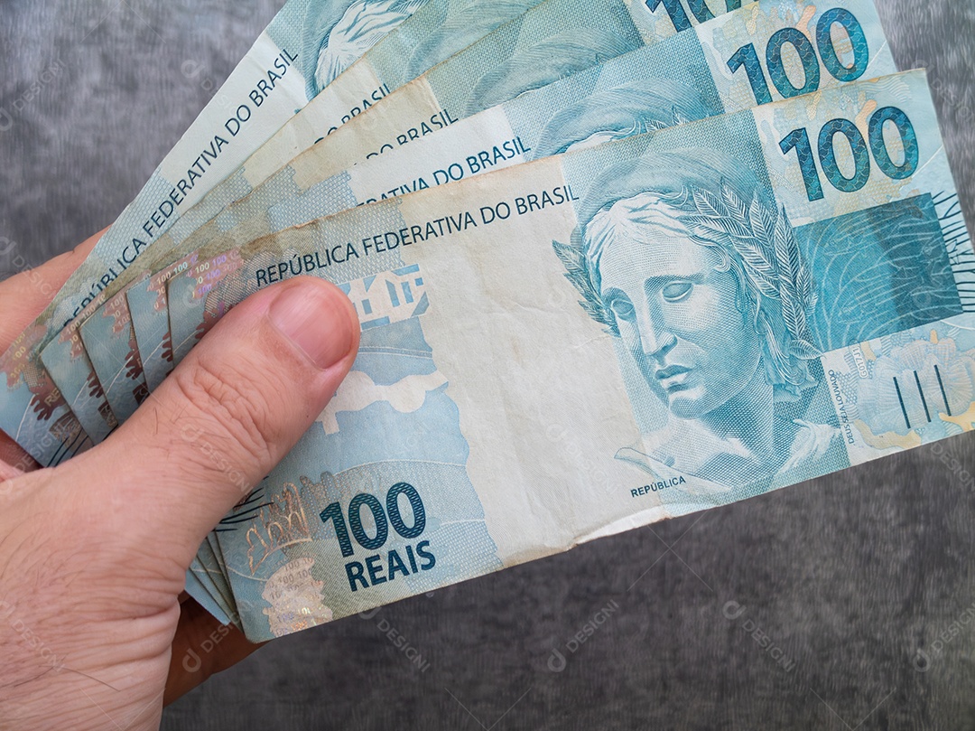 Cédulas brasileiras de cem reais. conceito de finanças.