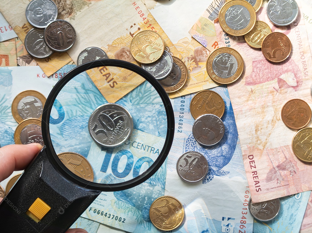 Notas e moedas de dinheiro brasileiro. Conceito de finanças.