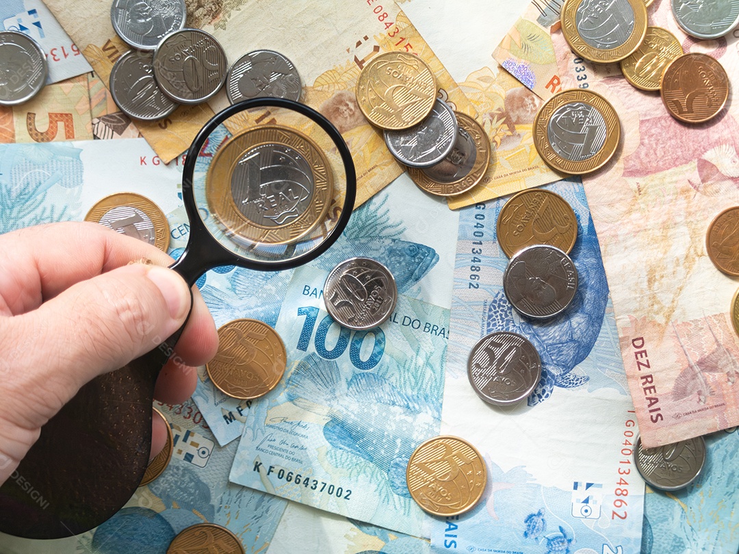 Notas e moedas de dinheiro brasileiro. Conceito de finanças.