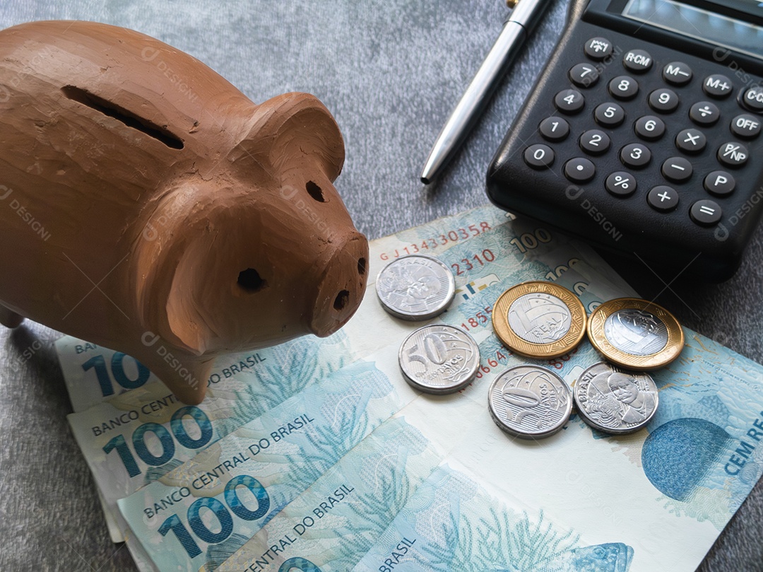 Notas e moedas de dinheiro brasileiro. Conceito de finanças.