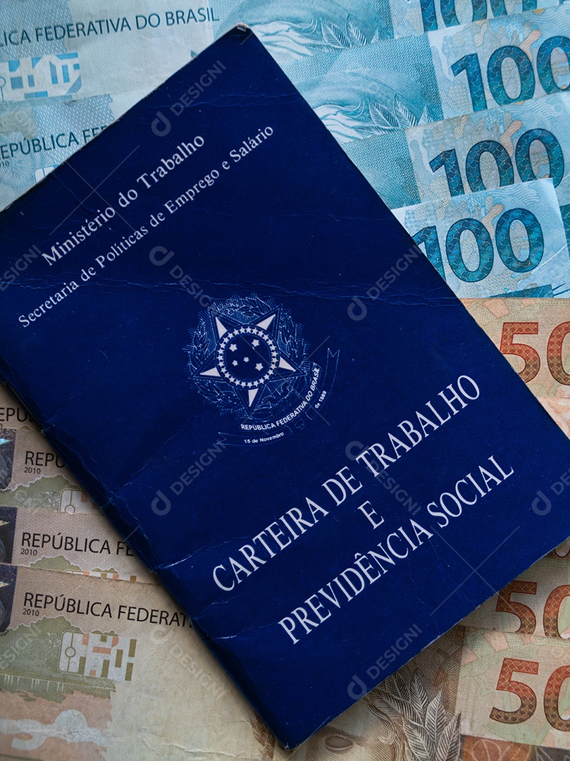 Cartão de trabalho brasileiro em notas de dinheiro do brasil.