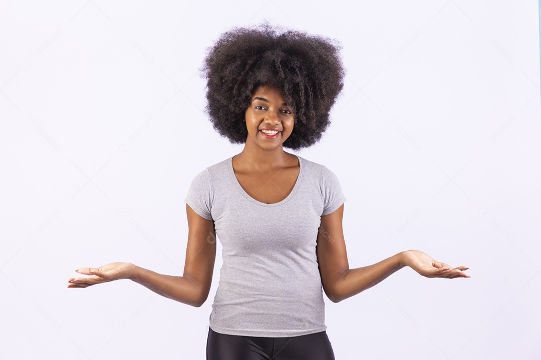 Linda mulher negra com camiseta branca