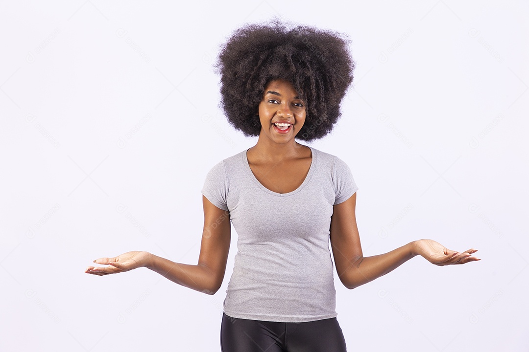 Linda mulher negra com camiseta branca