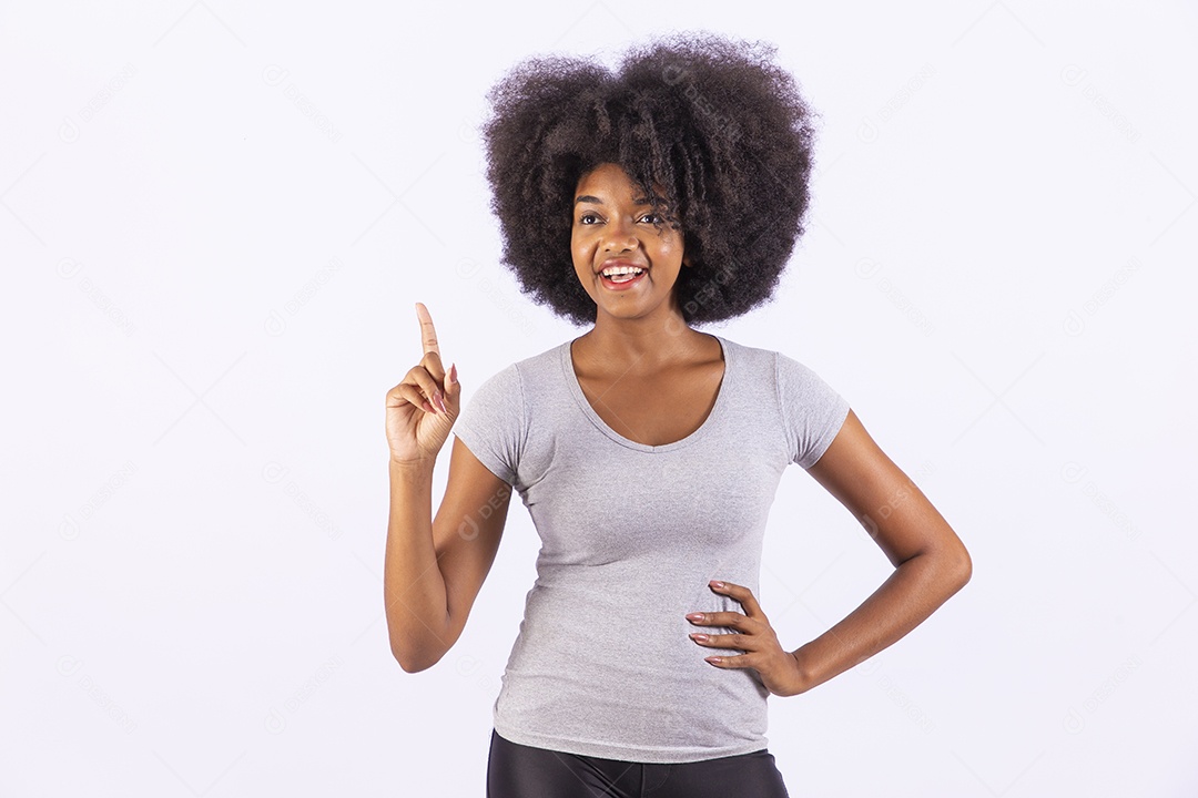 Linda mulher negra sorridente com camiseta branca