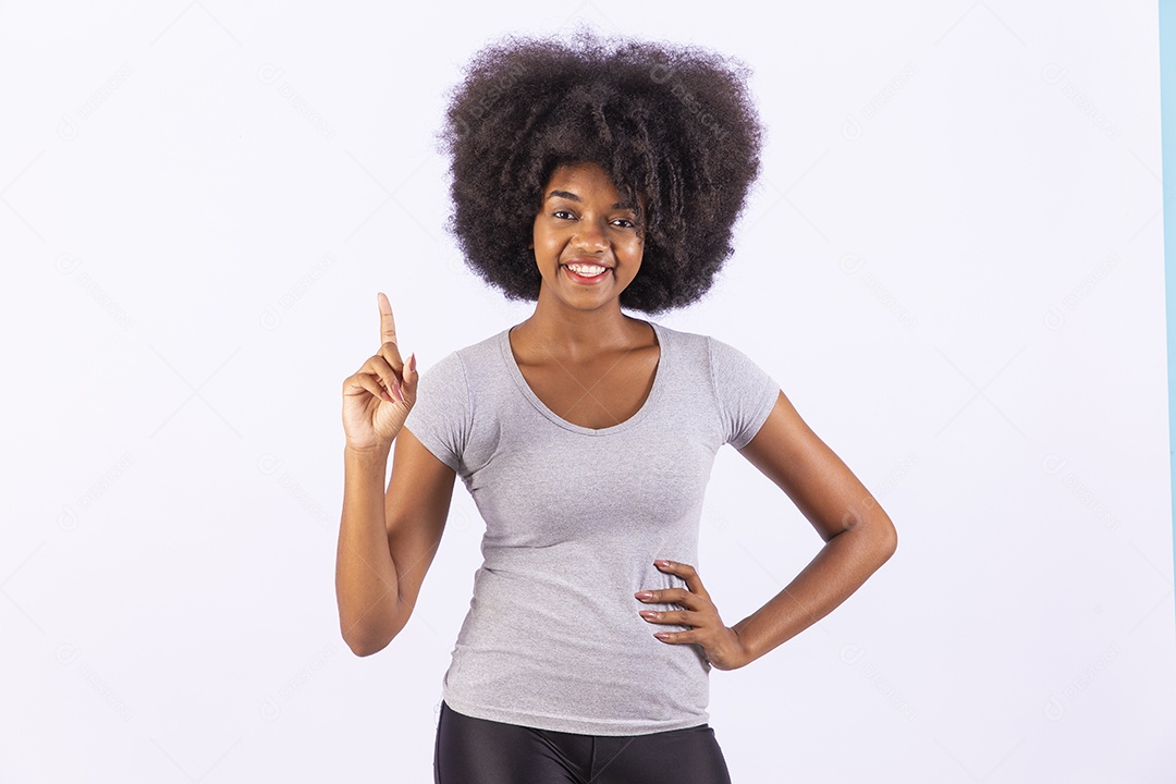 Linda mulher negra sorridente com camiseta branca