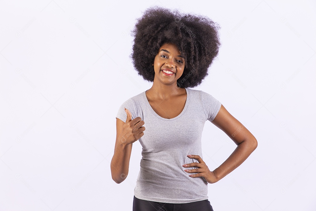 Linda mulher negra sorridente com camiseta branca