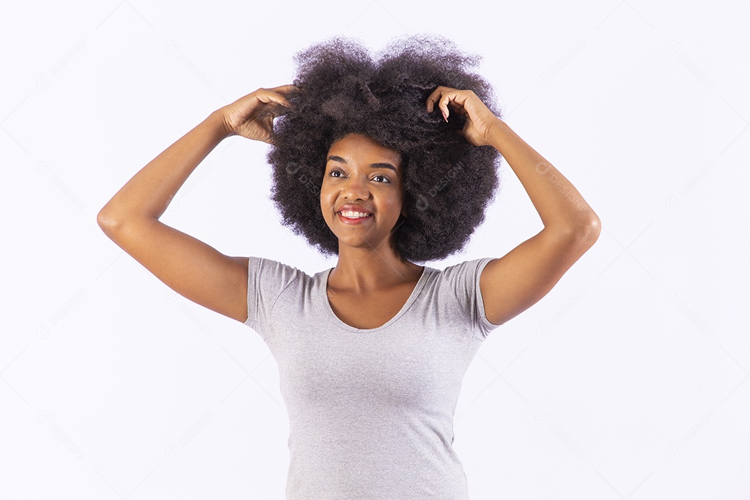 Linda mulher negra sorridente com camiseta branca
