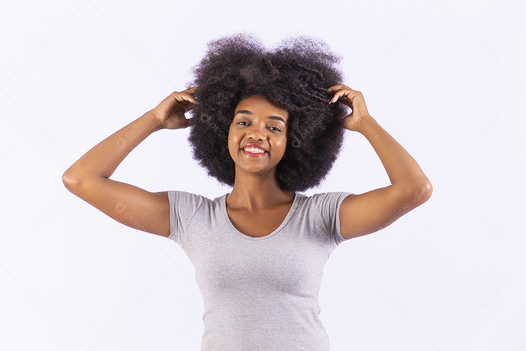 Linda mulher negra sorridente com camiseta branca