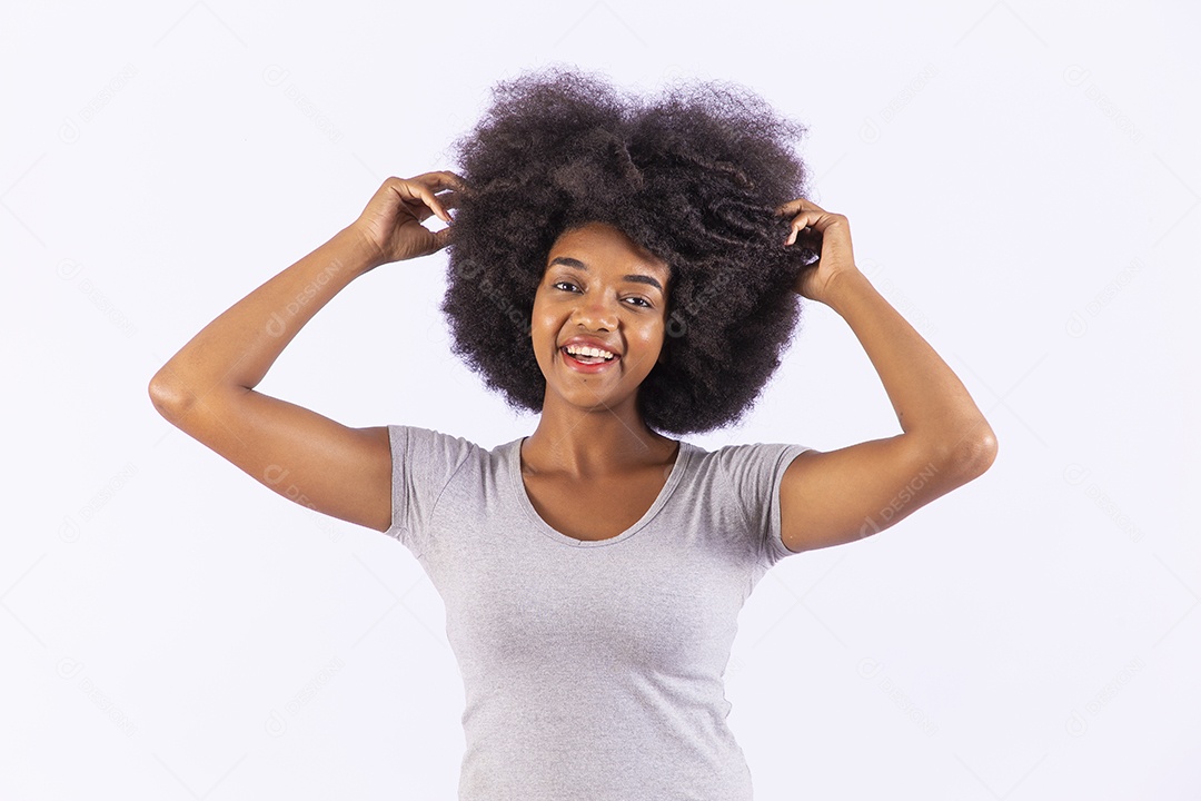 Linda mulher negra sorridente com camiseta branca