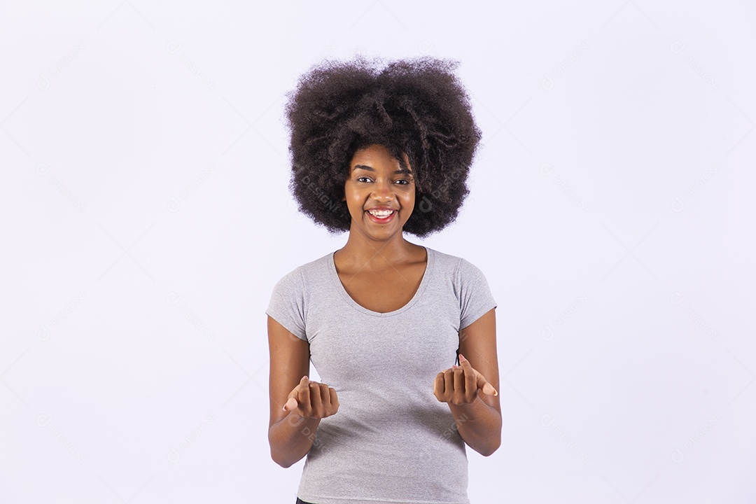 Linda mulher negra sorridente com camiseta branca