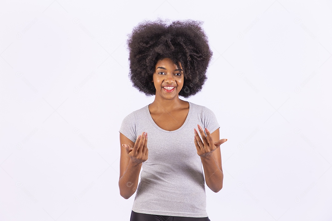 Linda mulher negra sorridente com camiseta branca