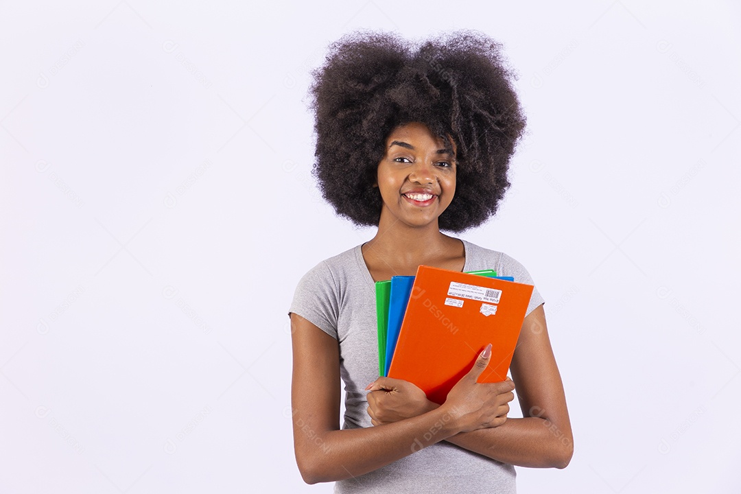 Linda mulher negra sorridente segurando livros