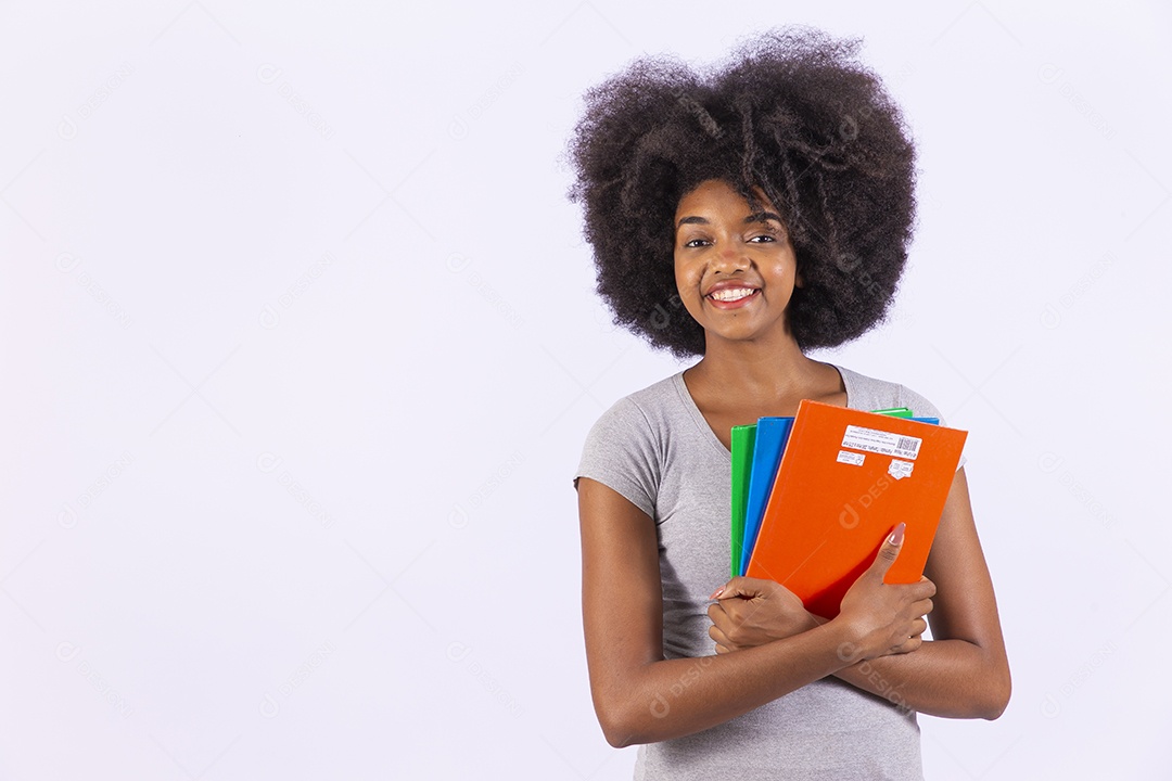 Linda mulher negra sorridente segurando livros