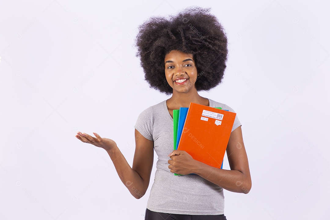 Linda mulher negra sorridente segurando livros