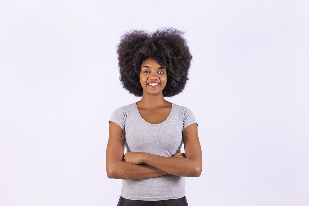 Linda mulher negra sorridente de braços cruzados
