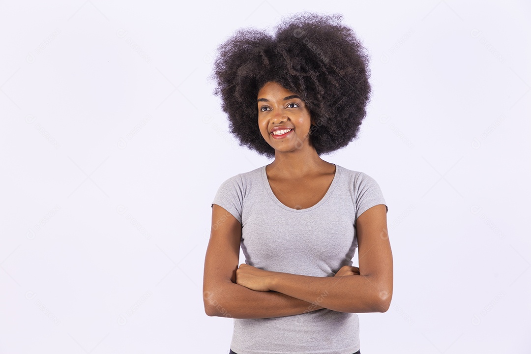 Linda mulher negra sorridente de braços cruzados