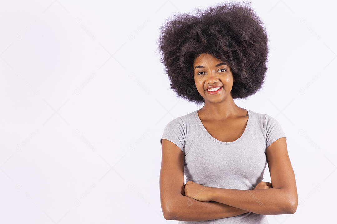 Linda mulher negra sorridente de braços cruzados