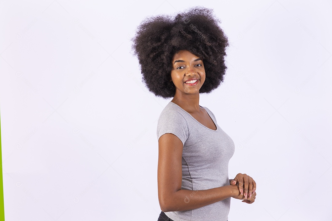 Linda mulher negra sorridente de braços cruzados