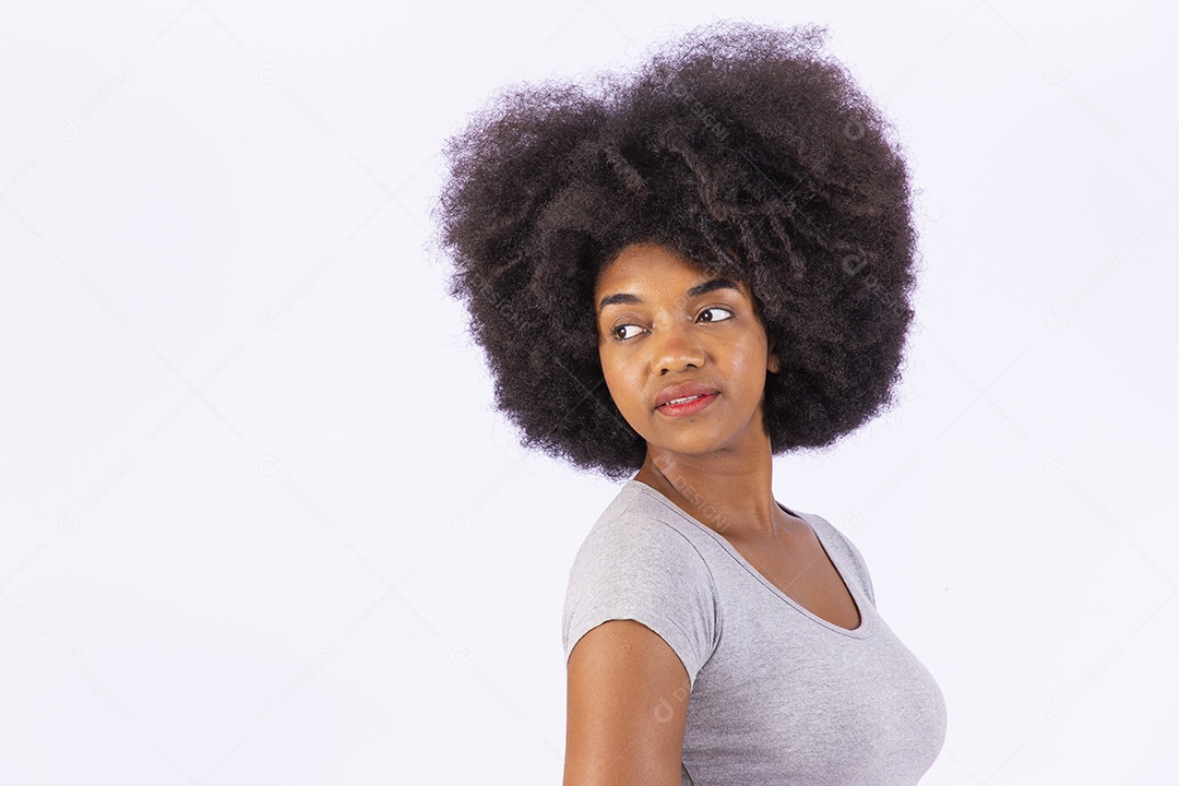 Linda mulher negra sorridente de braços cruzados