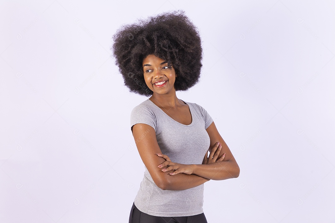 Linda mulher negra sorridente com camiseta branca