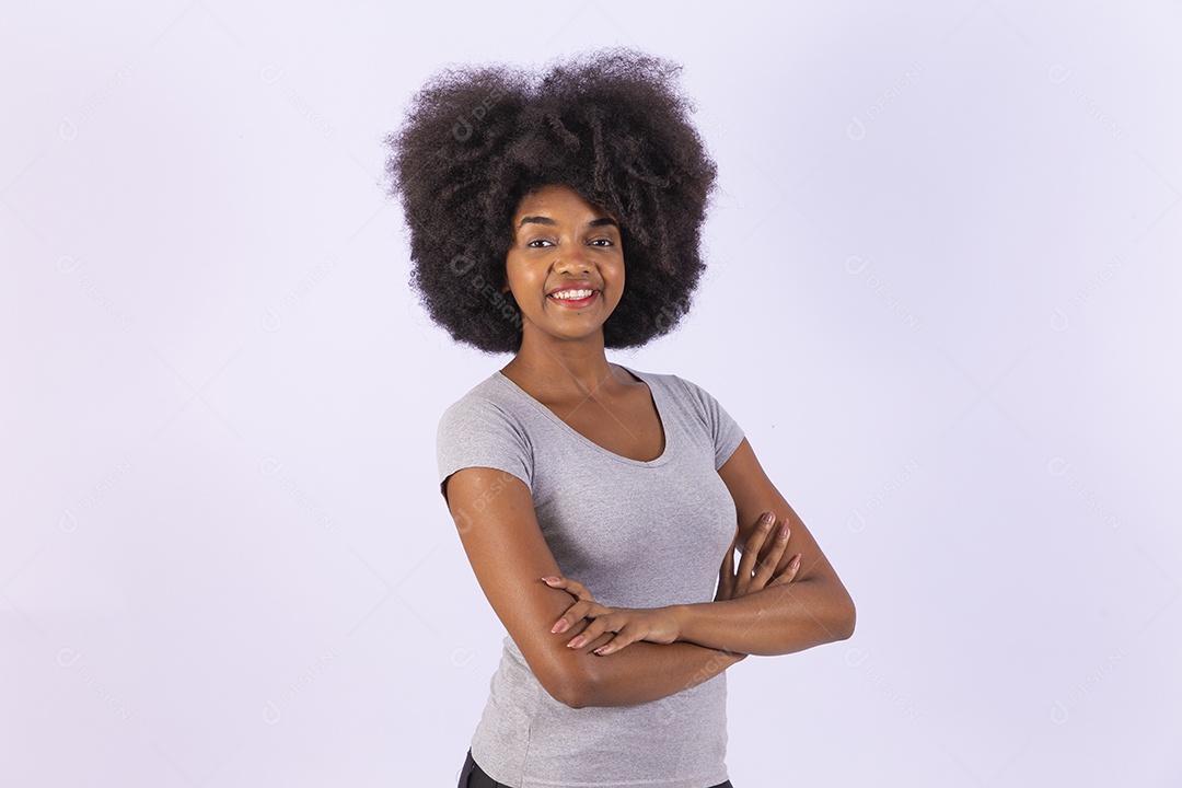 Linda mulher negra sorridente com camiseta branca