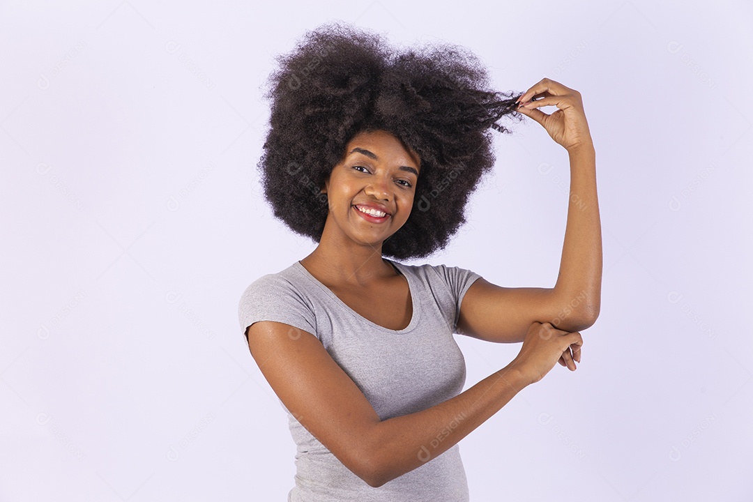 Linda mulher negra sorridente com camiseta branca