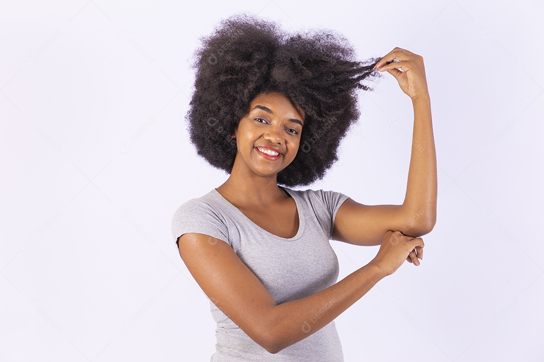 Linda mulher negra sorridente com camiseta branca