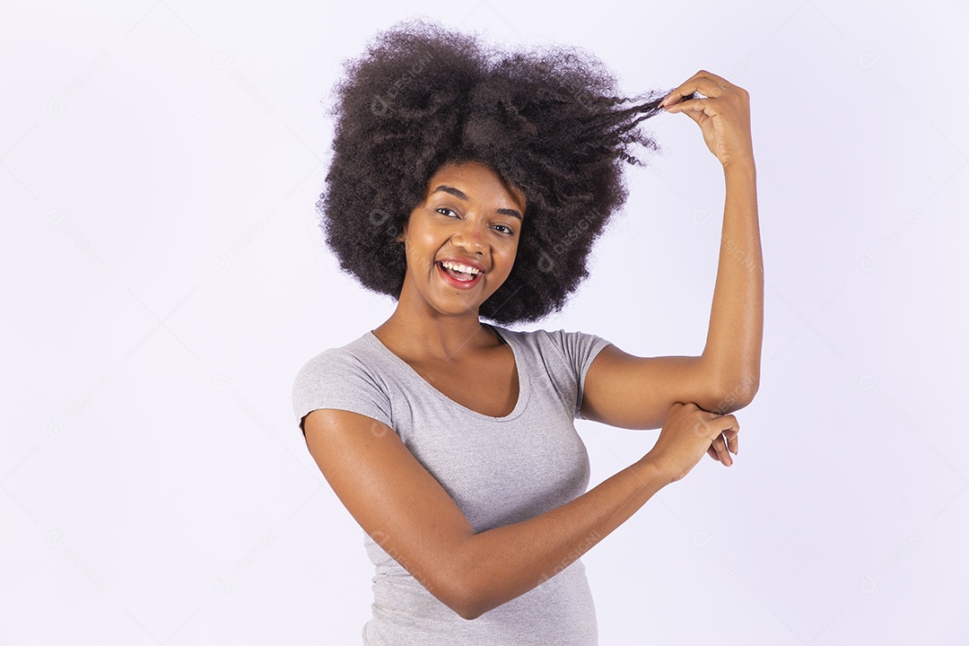 Linda mulher negra sorridente com camiseta branca