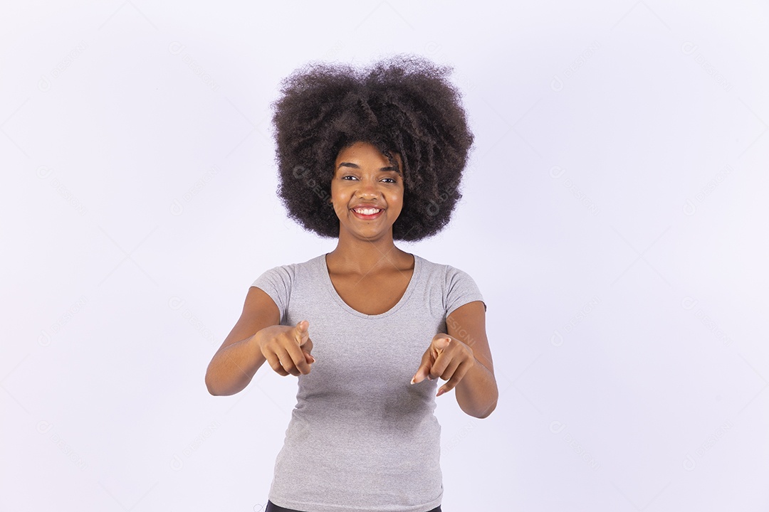 Linda mulher negra sorridente com camiseta branca