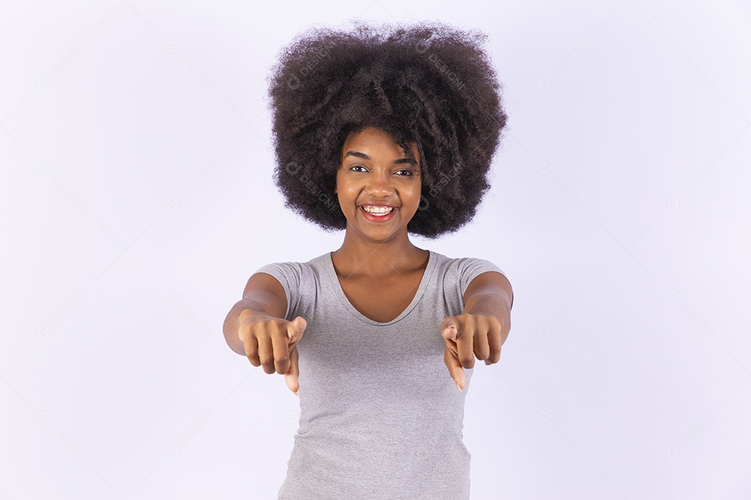 Linda mulher negra sorridente com camiseta branca
