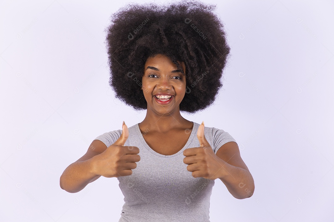 Linda mulher negra sorridente com camiseta branca