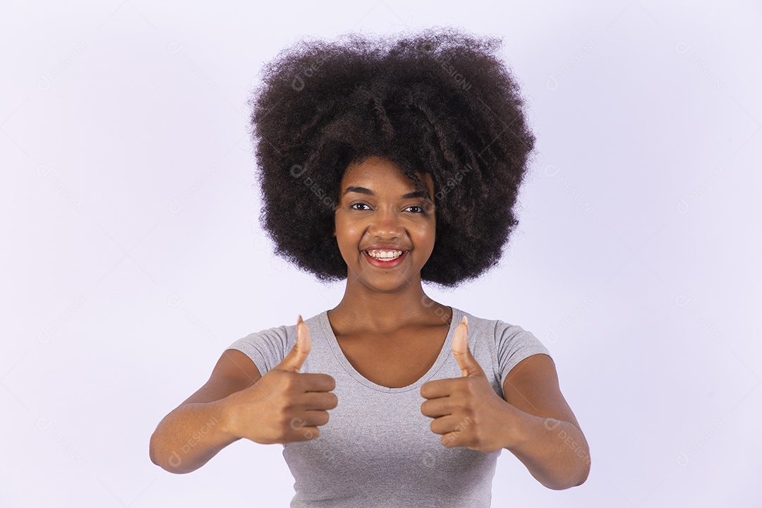Linda mulher negra sorridente com camiseta branca