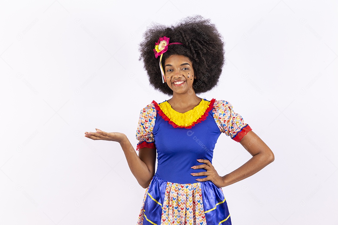 Linda mulher negra sorridente com trajes de festa junina